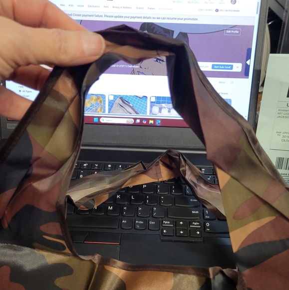 Camouflage 21" Tote Bag Folds into itself - Picture 4 of 5